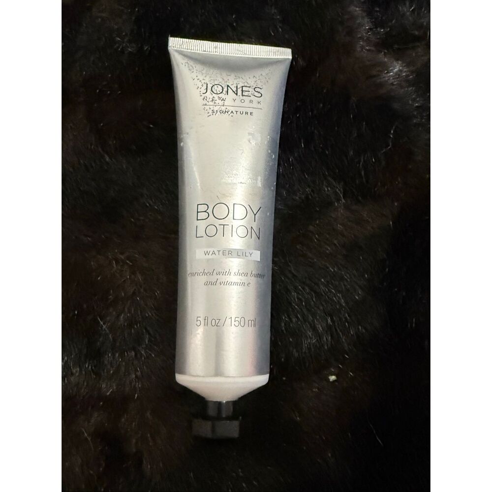 Jones New York signature hand and body lotion White lily 5 oz.